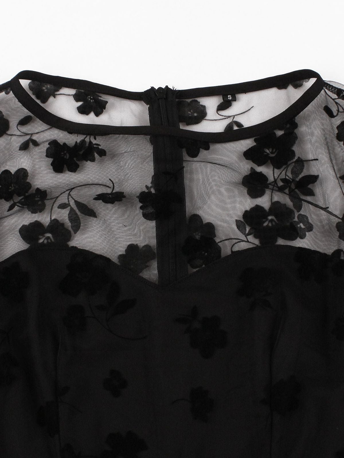shop-authentic-robe-trapeze-fleurie-en-dentelle-noire-des-annees-1950-online_2.jpg