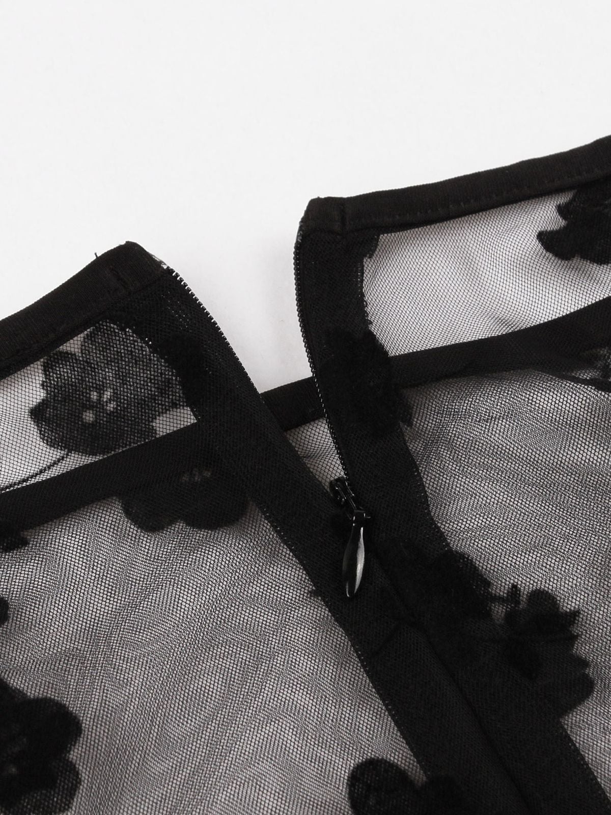 shop-authentic-robe-trapeze-fleurie-en-dentelle-noire-des-annees-1950-online_4.jpg