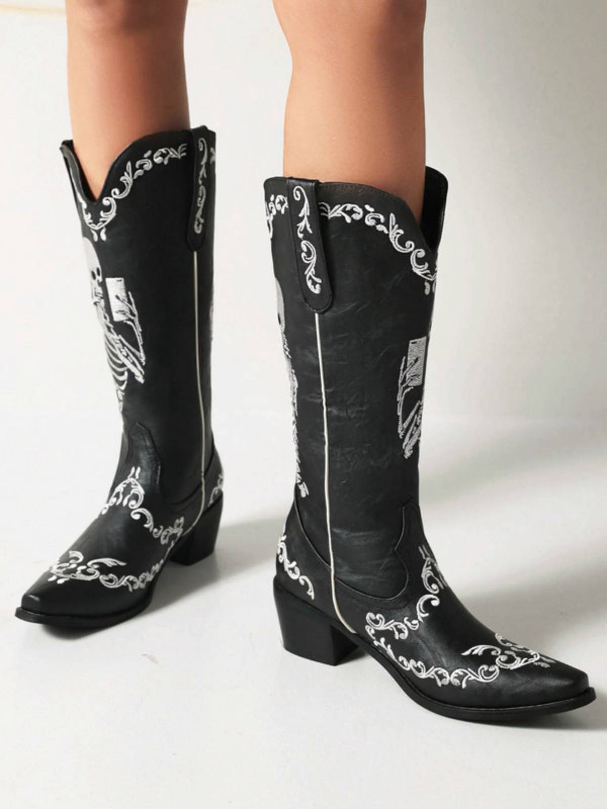 we-offer-the-lowest-prices-on-bottes-a-talons-epais-pointus-avec-broderie-squelette-on-sale_1.jpg