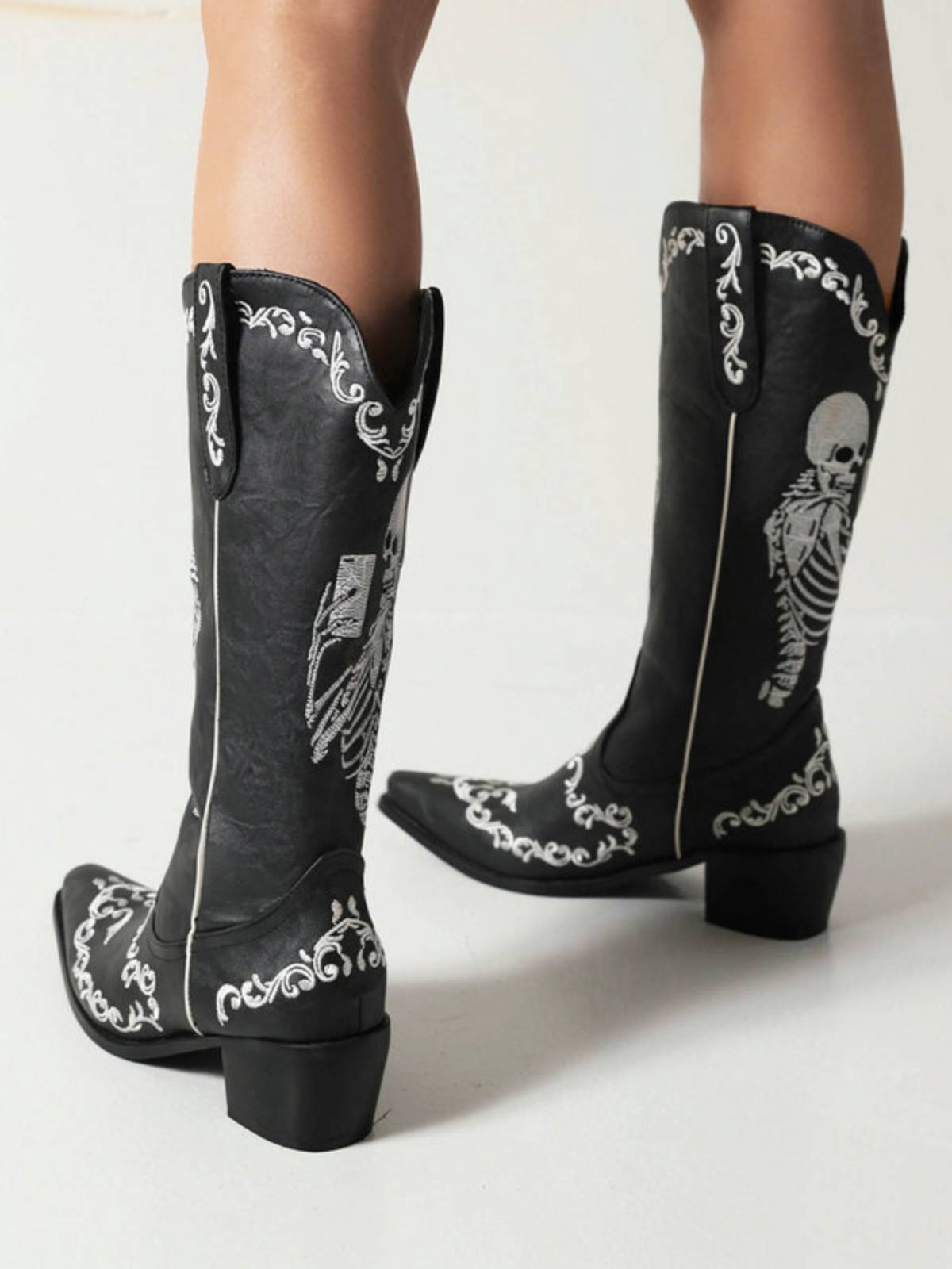 we-offer-the-lowest-prices-on-bottes-a-talons-epais-pointus-avec-broderie-squelette-on-sale_2.jpg