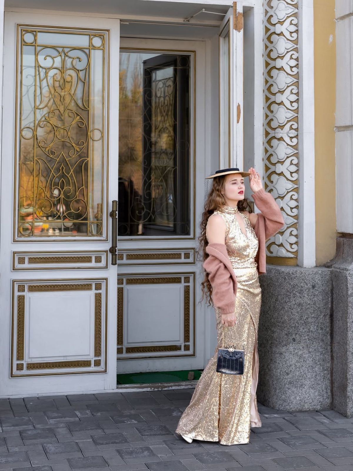 the-official-site-of-official-robe-longue-a-paillettes-style-trou-de-serrure-champagne-des-annees-1930-on-sale_1.jpg