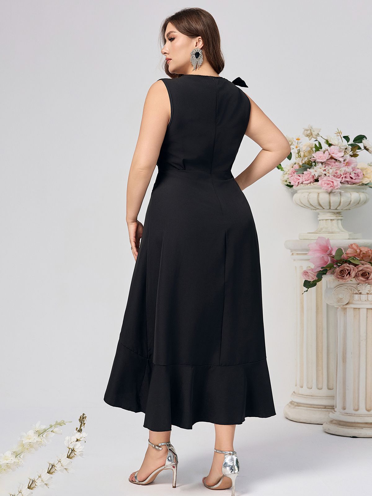 the-worlds-best-authentic-grande-taille-robe-noire-a-volants-et-col-en-v-des-annees-1950-online-sale_1.jpg