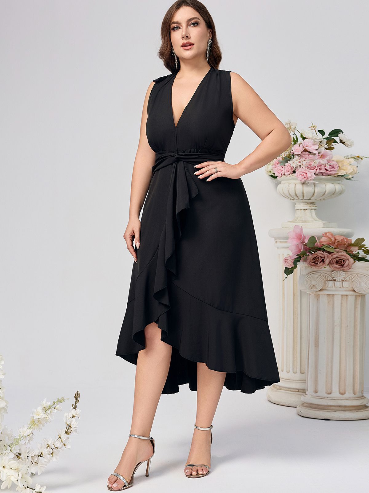 the-worlds-best-authentic-grande-taille-robe-noire-a-volants-et-col-en-v-des-annees-1950-online-sale_2.jpg