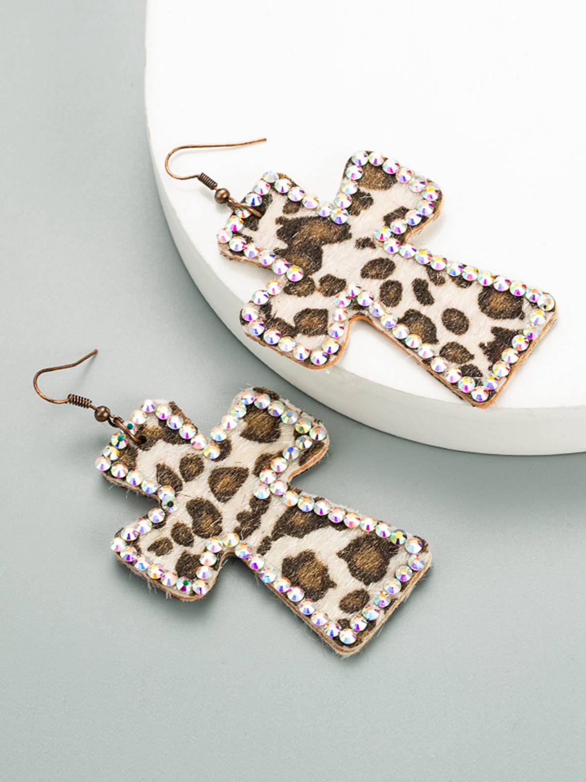 shop-authentic-boucles-doreilles-pendantes-en-forme-de-croix-avec-strass-leopard-on-sale_3.jpg