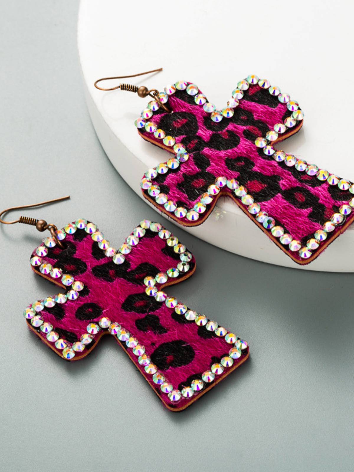 shop-authentic-boucles-doreilles-pendantes-en-forme-de-croix-avec-strass-leopard-on-sale_4.jpg